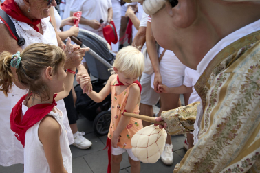 Fotos de la salida de la Comparsa de Gigantes y Cabezudos este 8 de julio de San Fermín 2026