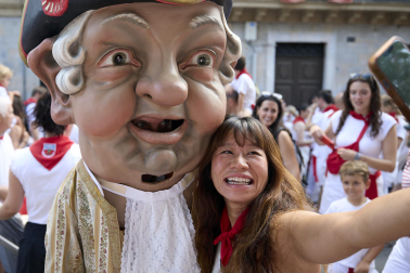 Fotos de la salida de la Comparsa de Gigantes y Cabezudos este 8 de julio de San Fermín 2026