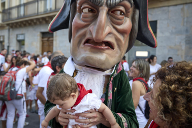 Fotos de la salida de la Comparsa de Gigantes y Cabezudos este 8 de julio de San Fermín 2026