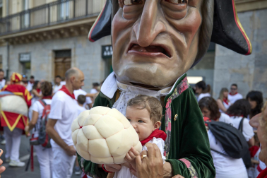 Fotos de la salida de la Comparsa de Gigantes y Cabezudos este 8 de julio de San Fermín 2026