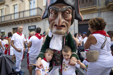 Fotos de la salida de la Comparsa de Gigantes y Cabezudos este 8 de julio de San Fermín 2026