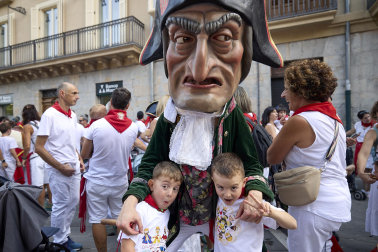 Fotos de la salida de la Comparsa de Gigantes y Cabezudos este 8 de julio de San Fermín 2026