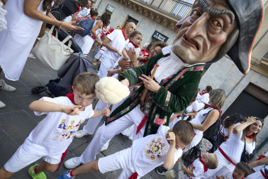 Fotos de la salida de la Comparsa de Gigantes y Cabezudos este 8 de julio de San Fermín 2026