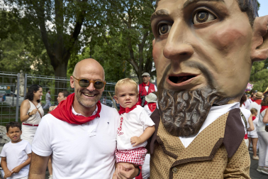 Fotos de la salida de la Comparsa de Gigantes y Cabezudos este 8 de julio de San Fermín 2026