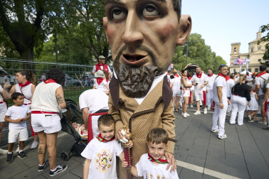 Fotos de la salida de la Comparsa de Gigantes y Cabezudos este 8 de julio de San Fermín 2026