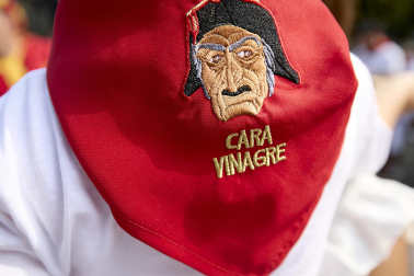 Fotos de la salida de la Comparsa de Gigantes y Cabezudos este 8 de julio de San Fermín 2026