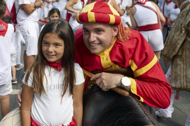 Fotos de la salida de la Comparsa de Gigantes y Cabezudos este 8 de julio de San Fermín 2026