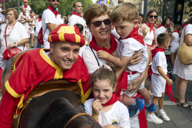Fotos de la salida de la Comparsa de Gigantes y Cabezudos este 8 de julio de San Fermín 2026