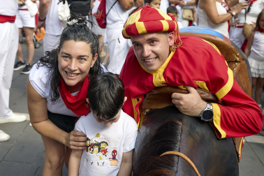 Fotos de la salida de la Comparsa de Gigantes y Cabezudos este 8 de julio de San Fermín 2026