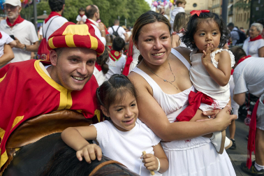 Fotos de la salida de la Comparsa de Gigantes y Cabezudos este 8 de julio de San Fermín 2026