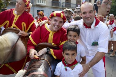 Fotos de la salida de la Comparsa de Gigantes y Cabezudos este 8 de julio de San Fermín 2026