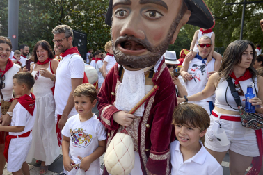 Fotos de la salida de la Comparsa de Gigantes y Cabezudos este 8 de julio de San Fermín 2026
