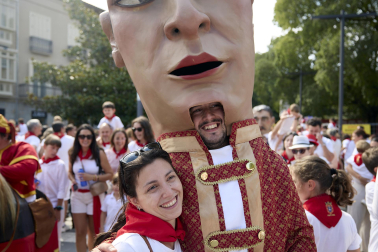Fotos de la salida de la Comparsa de Gigantes y Cabezudos este 8 de julio de San Fermín 2026