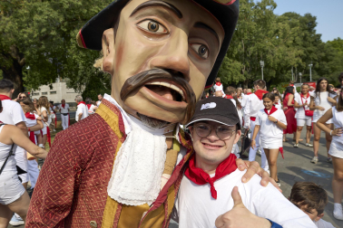 Fotos de la salida de la Comparsa de Gigantes y Cabezudos este 8 de julio de San Fermín 2026