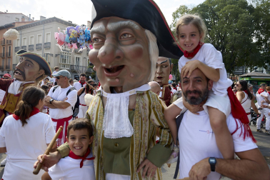 Fotos de la salida de la Comparsa de Gigantes y Cabezudos este 8 de julio de San Fermín 2026