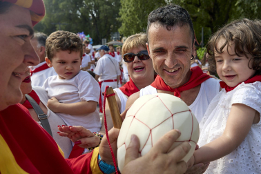 Fotos de la salida de la Comparsa de Gigantes y Cabezudos este 8 de julio de San Fermín 2026