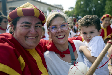 Fotos de la salida de la Comparsa de Gigantes y Cabezudos este 8 de julio de San Fermín 2026