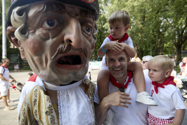 Fotos de la salida de la Comparsa de Gigantes y Cabezudos este 8 de julio de San Fermín 2026