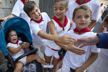 Fotos de la salida de la Comparsa de Gigantes y Cabezudos este 8 de julio de San Fermín 2026