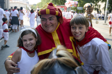 Fotos de la salida de la Comparsa de Gigantes y Cabezudos este 8 de julio de San Fermín 2026