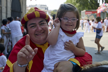 Fotos de la salida de la Comparsa de Gigantes y Cabezudos este 8 de julio de San Fermín 2026