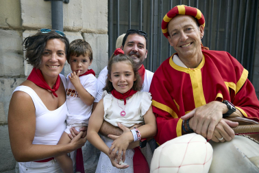Fotos de la salida de la Comparsa de Gigantes y Cabezudos este 8 de julio de San Fermín 2026