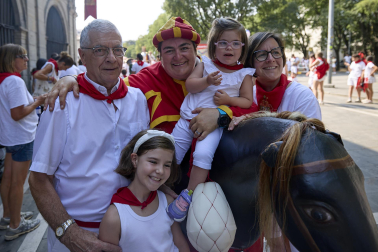Fotos de la salida de la Comparsa de Gigantes y Cabezudos este 8 de julio de San Fermín 2026