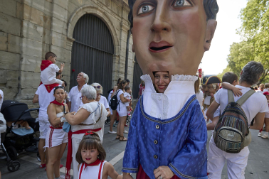 Fotos de la salida de la Comparsa de Gigantes y Cabezudos este 8 de julio de San Fermín 2026