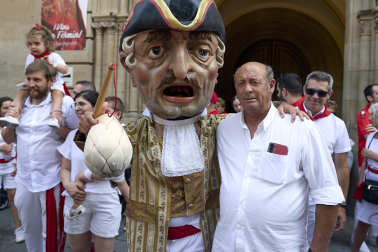 Fotos de la salida de la Comparsa de Gigantes y Cabezudos este 8 de julio de San Fermín 2026