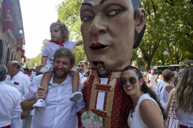 Fotos de la salida de la Comparsa de Gigantes y Cabezudos este 8 de julio de San Fermín 2026