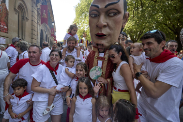Fotos de la salida de la Comparsa de Gigantes y Cabezudos este 8 de julio de San Fermín 2026