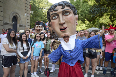 Fotos de la salida de la Comparsa de Gigantes y Cabezudos este 8 de julio de San Fermín 2026