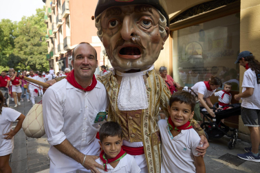 Fotos de la salida de la Comparsa de Gigantes y Cabezudos este 8 de julio de San Fermín 2026