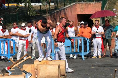 Fotos del deporte rural en la plaza de los Fueros en San Fermín