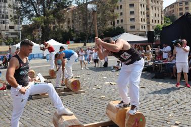 Fotos del deporte rural en la plaza de los Fueros en San Fermín