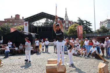 Fotos del deporte rural en la plaza de los Fueros en San Fermín