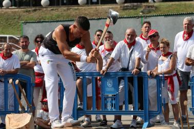 Fotos del deporte rural en la plaza de los Fueros en San Fermín