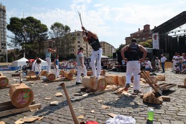 Fotos del deporte rural en la plaza de los Fueros en San Fermín