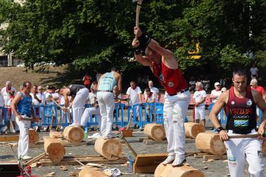 Fotos del deporte rural en la plaza de los Fueros en San Fermín