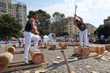 Fotos del deporte rural en la plaza de los Fueros en San Fermín