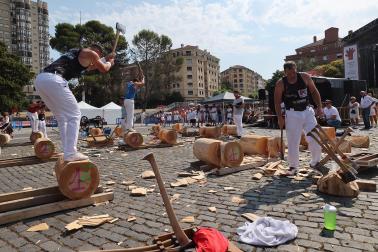 Fotos del deporte rural en la plaza de los Fueros en San Fermín