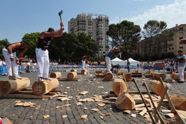 Fotos del deporte rural en la plaza de los Fueros en San Fermín