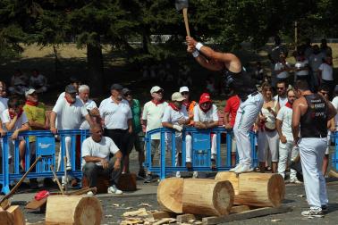 Fotos del deporte rural en la plaza de los Fueros en San Fermín