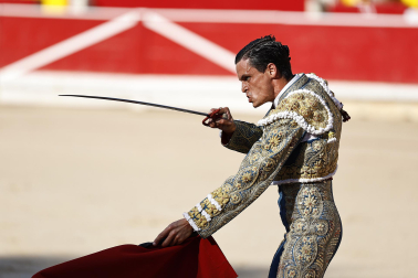 Fotos de la corrida del 8 de julio de la Feria del Toro 2026 con toros de la ganadería Cebada Gago para los diestros David Galván, Román y Manuel Diosleguarde