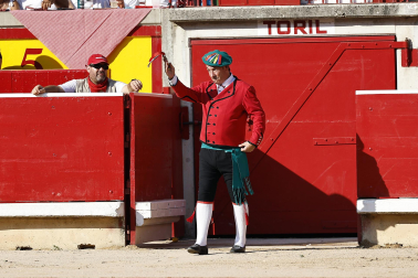 Fotos de la corrida del 8 de julio de la Feria del Toro 2026 con toros de la ganadería Cebada Gago para los diestros David Galván, Román y Manuel Diosleguarde