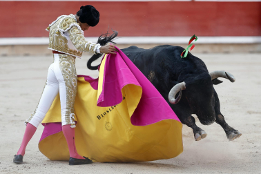 Fotos de la corrida del 8 de julio de la Feria del Toro 2026 con toros de la ganadería Cebada Gago para los diestros David Galván, Román y Manuel Diosleguarde