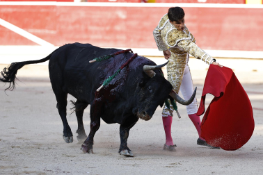 Fotos de la corrida del 8 de julio de la Feria del Toro 2026 con toros de la ganadería Cebada Gago para los diestros David Galván, Román y Manuel Diosleguarde