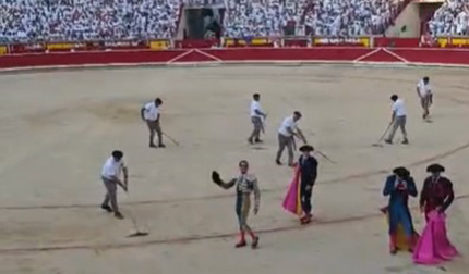 Galván pasea el trofeo del cuarto toro con el pañuelo de San Fermín al cuello