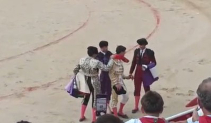 Diosleguarde se anuda el pañuelo de San Fermín en la vuelta al ruedo con el trofeo