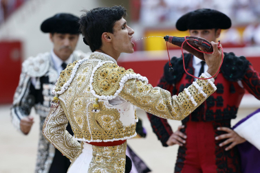 Fotos de la corrida del 8 de julio de la Feria del Toro 2026 con toros de la ganadería Cebada Gago para los diestros David Galván, Román y Manuel Diosleguarde